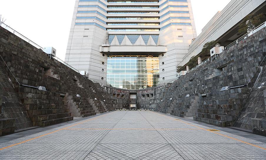 横浜ランドマークタワーの敷地内にあるドックヤードガーデン（国重要文化財）は、「旧横浜船渠第2号ドック」を復元したもの。