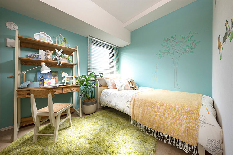 グリーンの壁紙とナチュラルテイストの素材や観葉植物など、快眠を意識した色合いでまとめられたベッドルーム（イメージ）