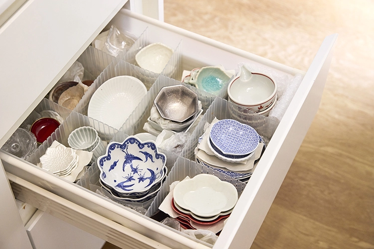 小さな食器は手前に置かないと使わなくなってしまうので注意。豆皿は引き出しに収納することで、見つけやすく取り出しやすい