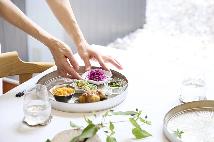 料理を豆皿をトレイの上に置くことで、視覚的にも美しいお膳となり、出されたものは残さず食べてもらえる