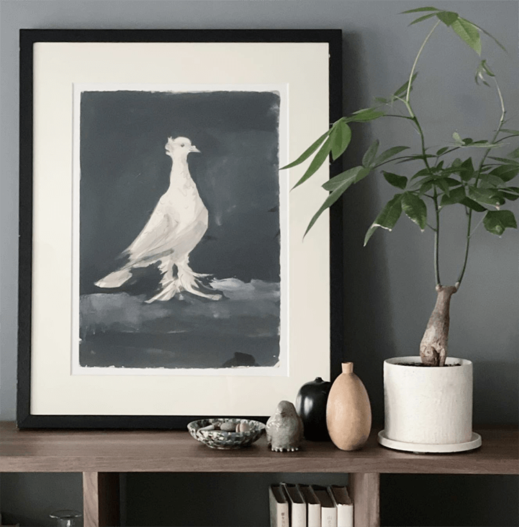 額に入った絵、グリーン、陶器の小物と、少しずつ高さを変えることで圧迫感が軽減され、バランス良く配置しています