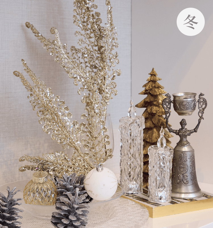 クリスマスのオーナメントをツリーに飾るだけでなく、敢えて器にまとめてみるという大人っぽいデコレーション。冷たい印象のガラスでも、クリスマスカラーだと思いのほか冬の景色になる。