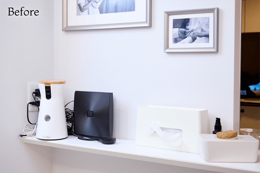 BEFORE：コーナーにあるコンセントを使って、WI-FIルーター置き場になっているキッチンカウンター。同じように小さな家電なども置きがちで、一気に生活感が出てしまいます