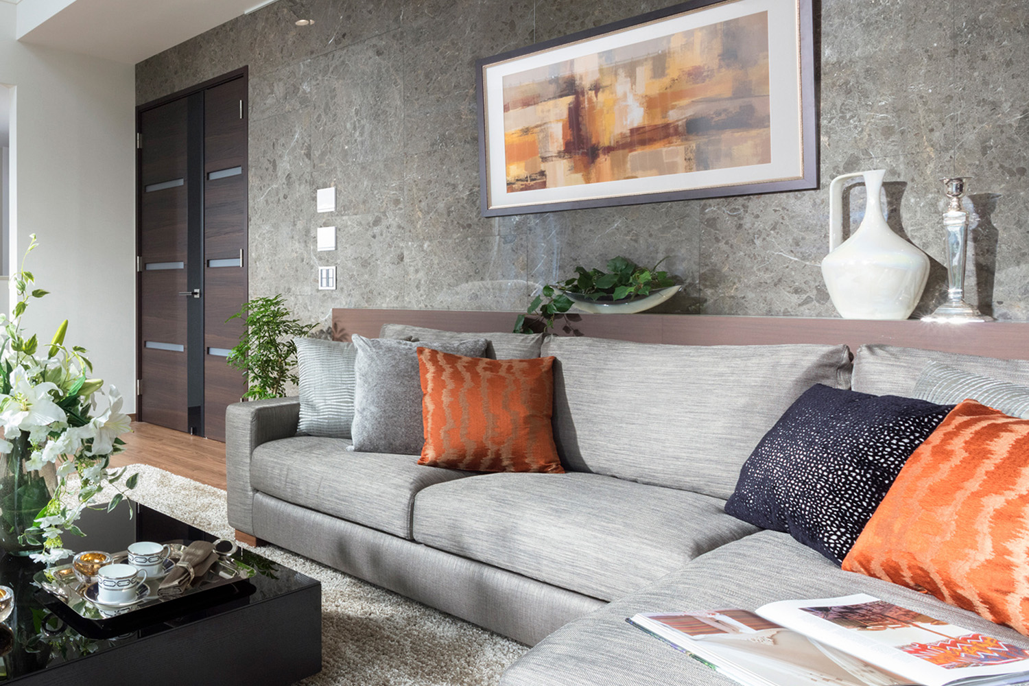 クッションとアートで共通のカラーを使うことでアクセントがありつつも、まとまりのある空間に（ザ・パークハウス ステージ 高井戸公園モデルルーム／分譲済）
