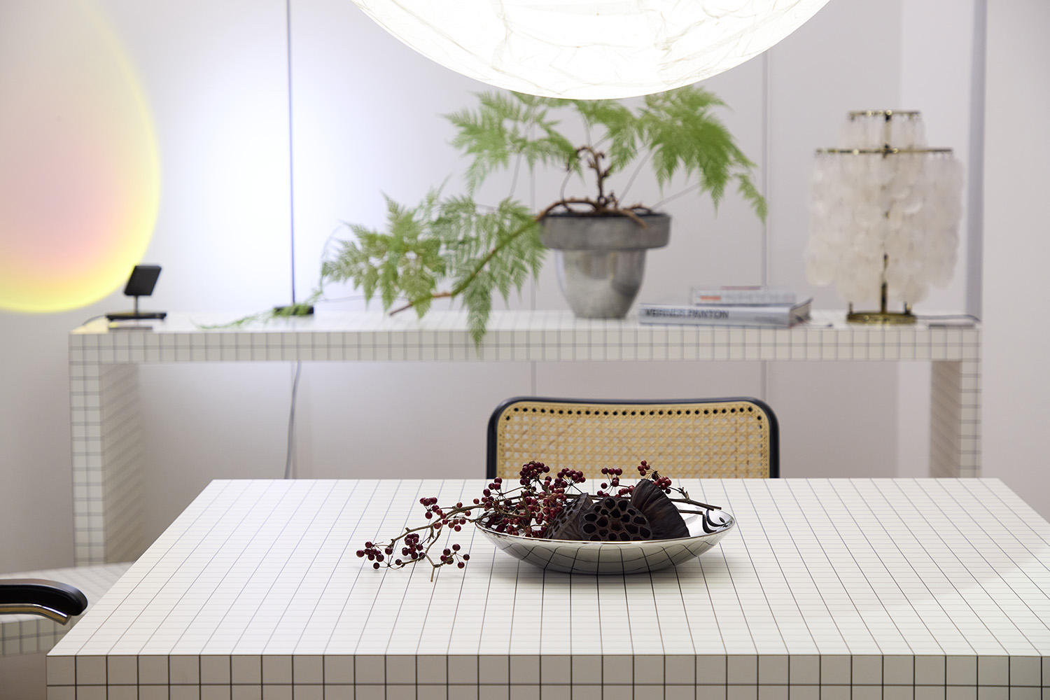 室内照明の種類と選び方のポイント。デザインだけでなく、光の明るさや色合いにも注目