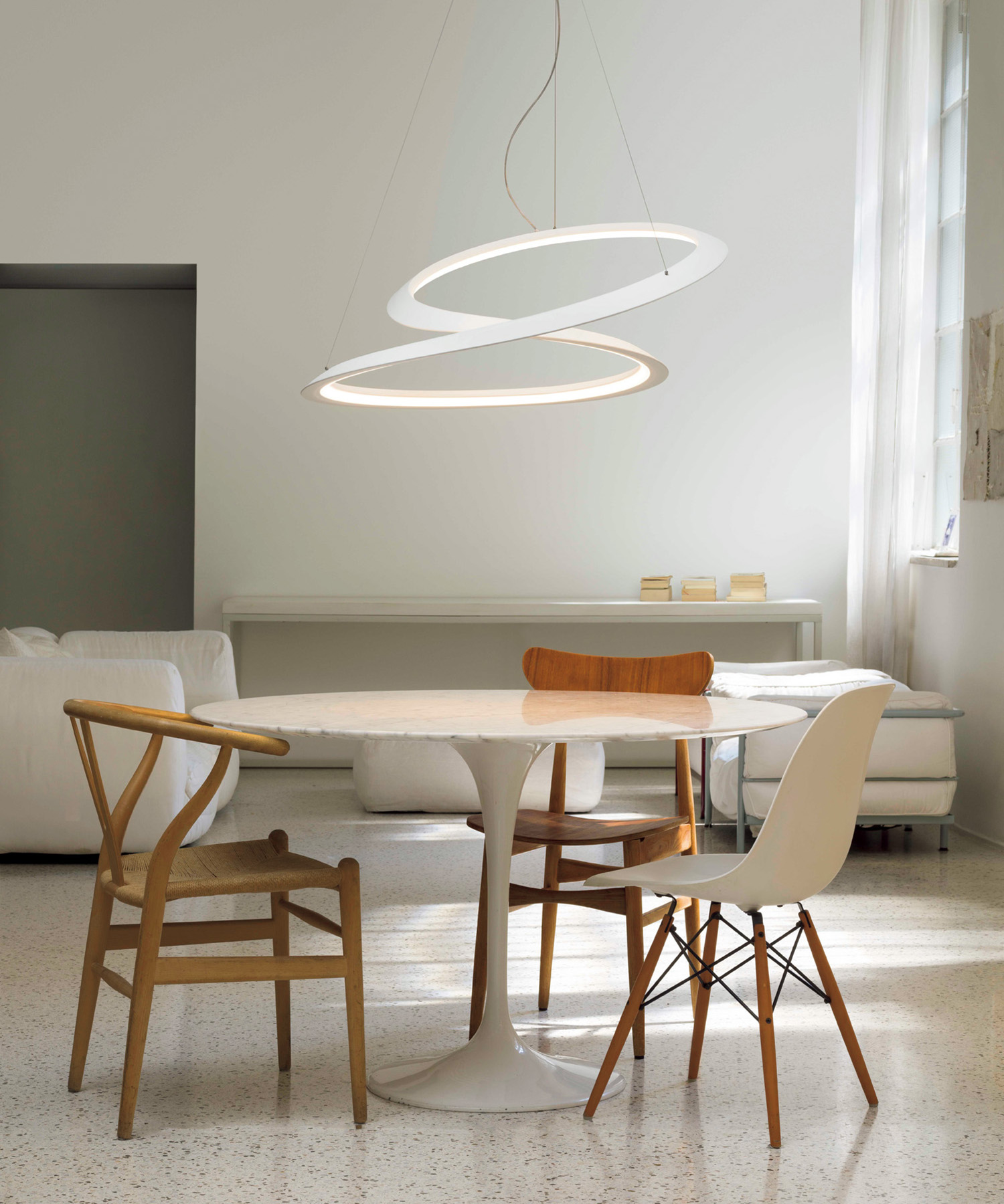 個性的なデザインのライトは、シンプルな空間でもおしゃれに馴染む