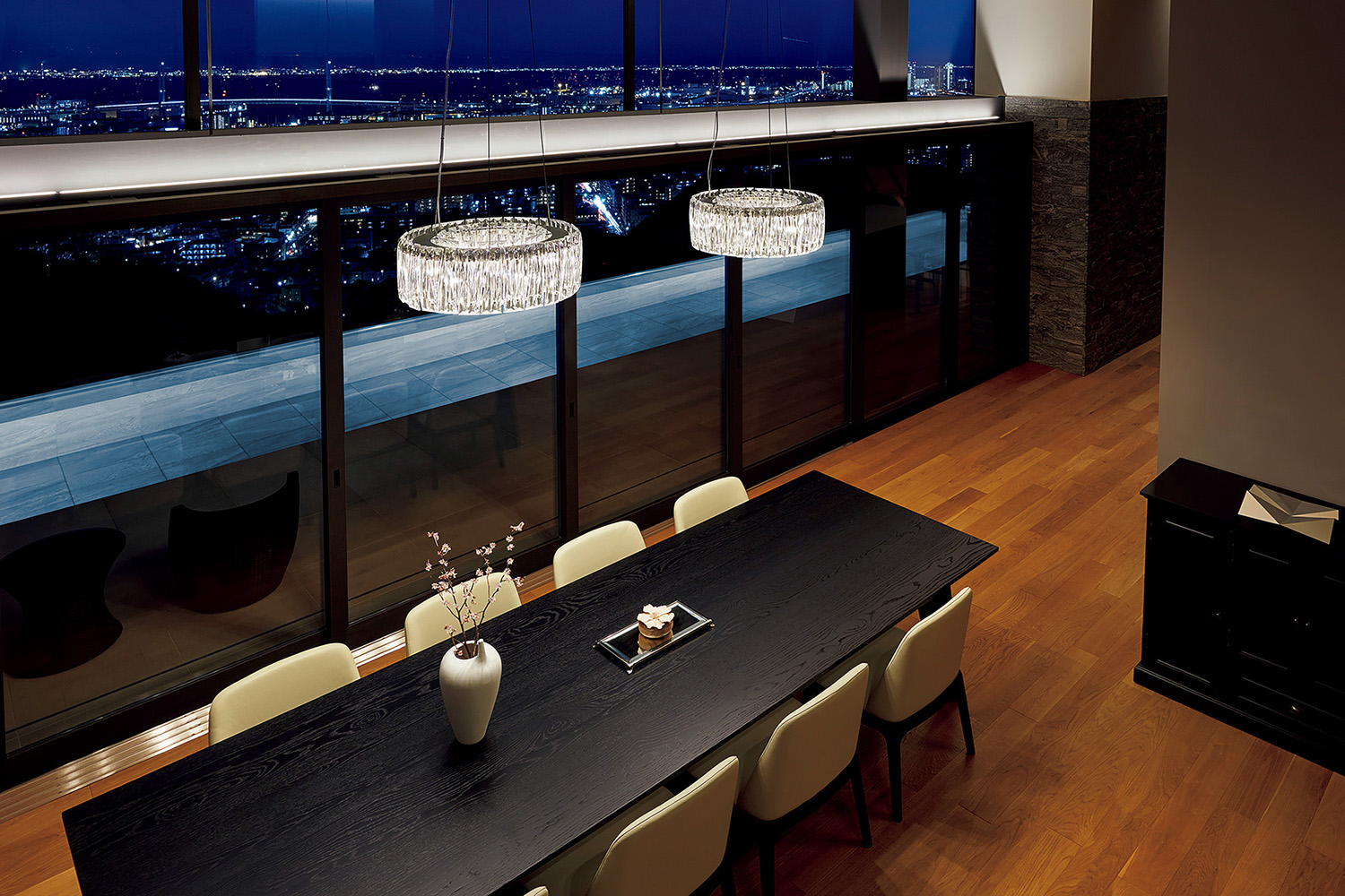 室内を一気に上質空間に変えるモダンシャンデリア