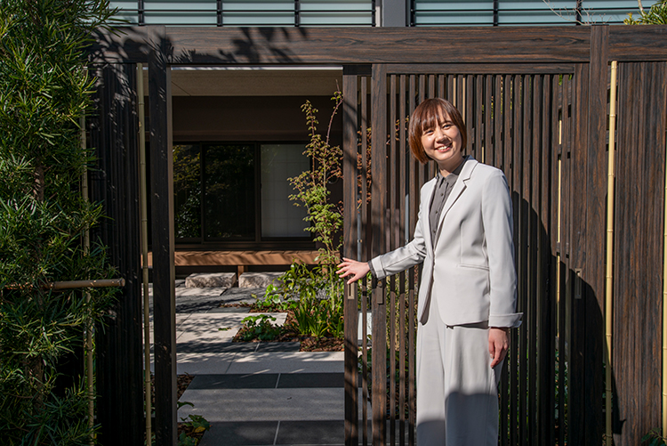 ▲「さあ、どうぞ！」と小寺さん。ここがゲストルームとは思いもよらない