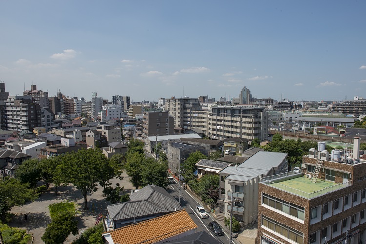 ▲共用廊下から眺めた西側の風景。すぐ目の前に末広公園が広がる