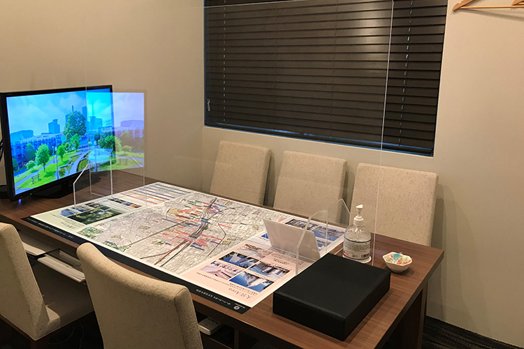 レジデンスギャラリーでは、社員全員がマスクを着用。商談ルームではアクリルパネルを使用しています