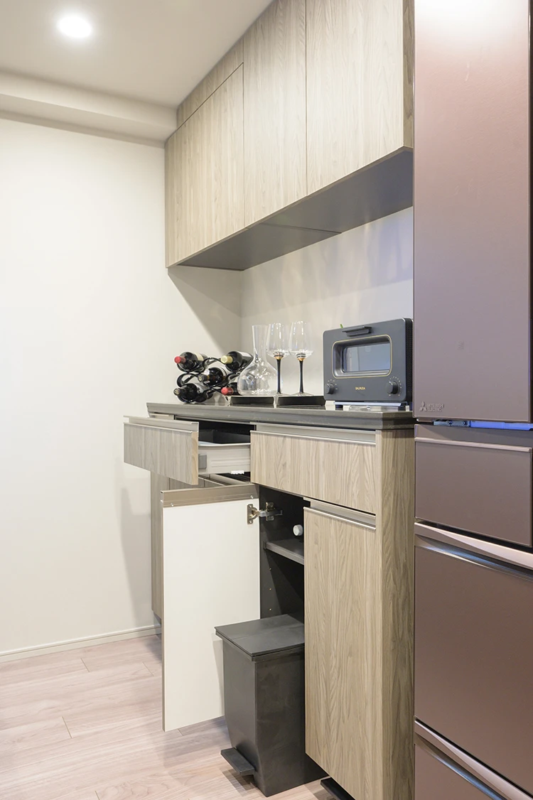 ▲食器棚は扉などの面材をシステムキッチンと合わせて統一感のあるスペースに