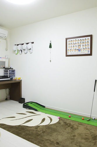 寝室以外のもう一室にはパターマットなどを置いて、趣味の部屋に