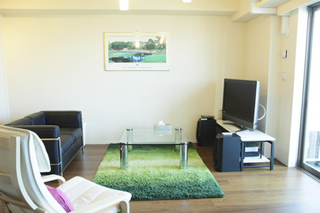 モノトーンの家具にグリーンのアクセントが効果的に配されている