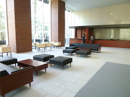 入居者の憩いのスペースにもなっている広々としたエントランス