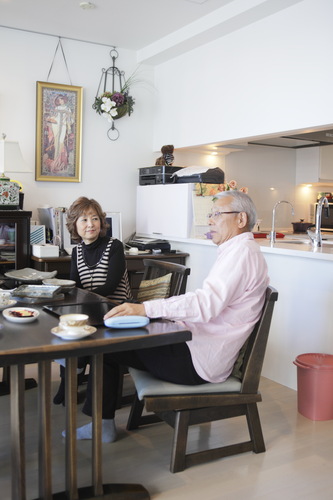 窓の向こうに広がる海を見ながら仲良く語らう彰一さんと佐知子さん