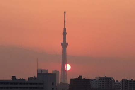 バルコニーからは、朝焼けの街を見渡すこともできる