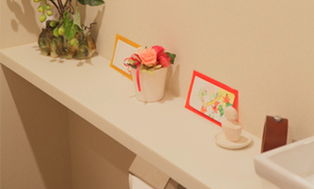 トイレのカウンターは慶子さんのセンスで品よくデコレーション
