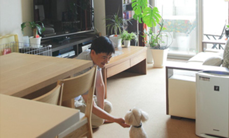 「アトムはリビングテーブルには上れるはずですが上らないんですよ」