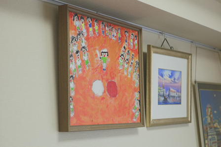 果穂さんが幼い頃に描いた絵や、美弥子さんがお気に入りの絵