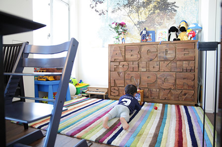子ども部屋は、アメリカ西海岸発のブランドのイメージで、味わいのある小物をセレクト