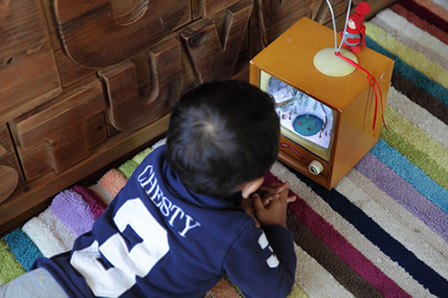 悠真くんが夢中なのは、クリスマスをテーマにしたテレビ型のオルゴール