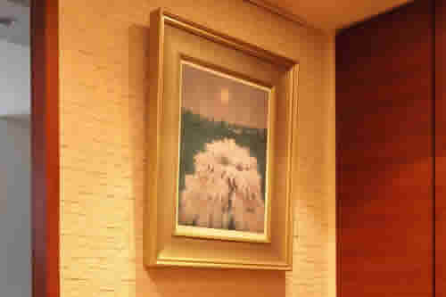 白い壁の主役は、大好きな画家の風景画。