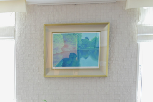 白い壁の主役は、大好きな画家の風景画。