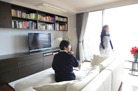 シックな空間に抜け感を出している白いソファはデザイナーからの提案
