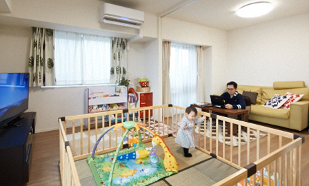 春菜ちゃんをあやしながらパソコンで作業ができる広さがうれしいと、直之さんは笑う