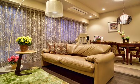 リビングルームを拡大したことで、部屋には伸びやかな広がりが生まれた。手前のソファーが憧れだったカッシーナのマラルンガ