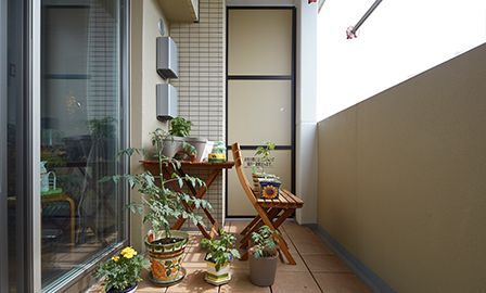 バルコニーのお隣との仕切り部分には、隔て板の周りにタイルの壁と柱が。