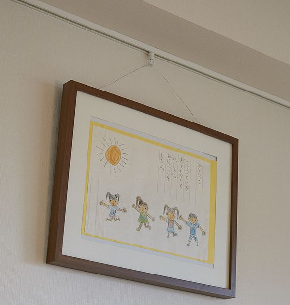 壁にはオプションでピクチャーレールを設置し、娘さんの絵を飾って。