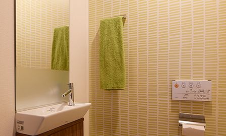 オプションでオーダーしたトイレの壁紙は、モデルルームと同じもの。壁に設置されている大きな鏡は来客にも好評だ。