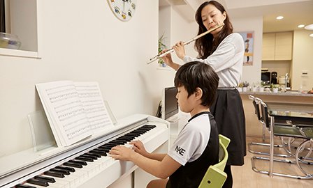 大島さんのフルートと明夫君のピアノで合奏。ここに、ご主人のクラリネットが加わることも。大島さんとご主人が参加するアマチュアオーケストラは、子ども向け音楽教室などの活動を行っているとか。