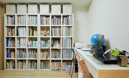 独立した子ども部屋は作らず、本棚も大人と子どもが共用している。机も、親子が並んで使えるように配置。