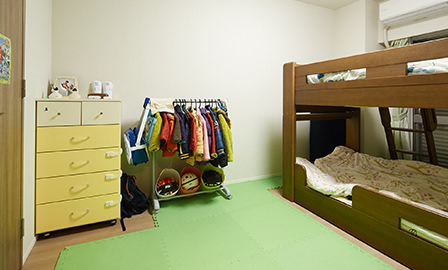 子供の寝室。お兄ちゃんとお姉ちゃんは二段ベッドを使用。一番下の息子さんはお母さんと布団で寝ています。