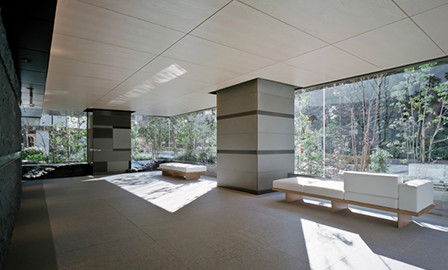 「新宿御苑」に向かって開かれた空間配置設計によるエントランスホールとし、「新宿御苑」を真の借景として取り込む