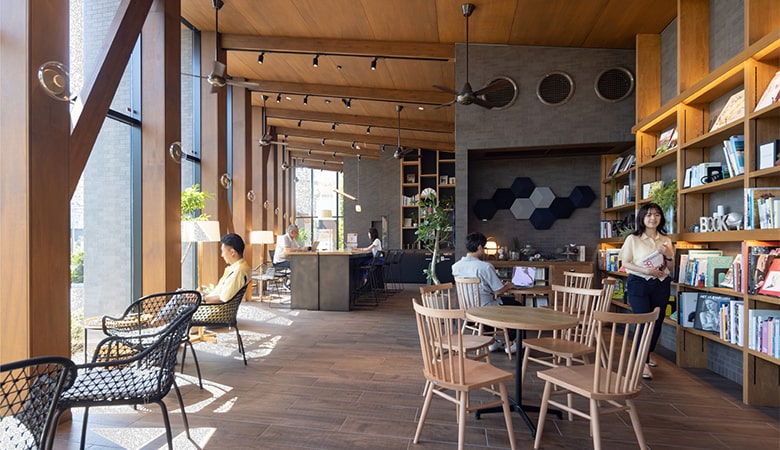 高天井とガラス張り、木の質感が心地よい独立棟のブックカフェ