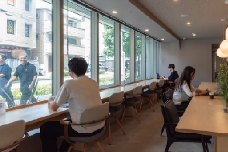 大きなガラス張りの窓から室内の温もりが街へ表れる