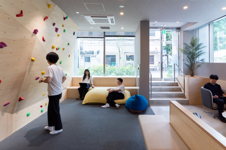 リラックス空間を備える1階の共用部（ワークラウンジ）