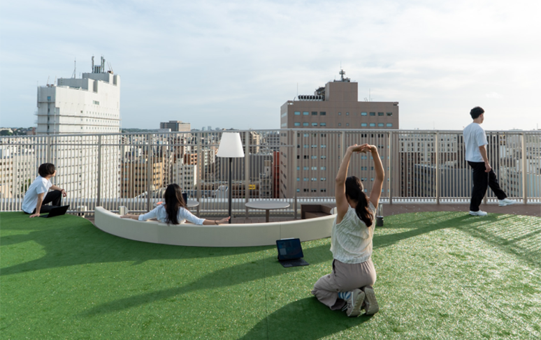 心地よい屋上空間。「界隈性」を建物全体に引き込む