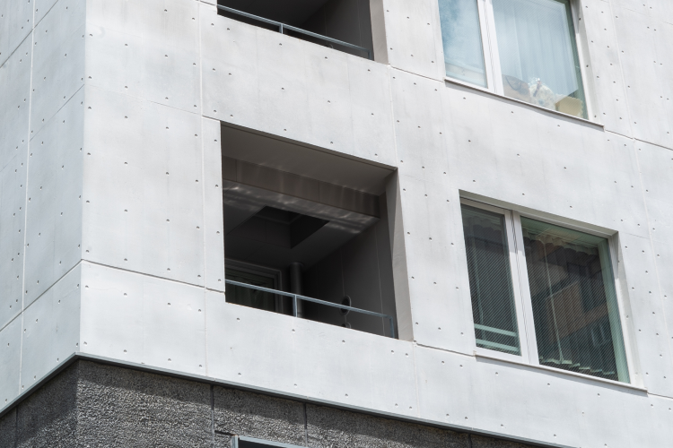 躯体の隙間に住空間を埋め込んだような外観