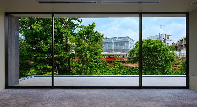 眠っていた雑木林を憩いの空間に、車窓からの景色も意識した建物北側外観デザインで良好な街並み形成を目指して