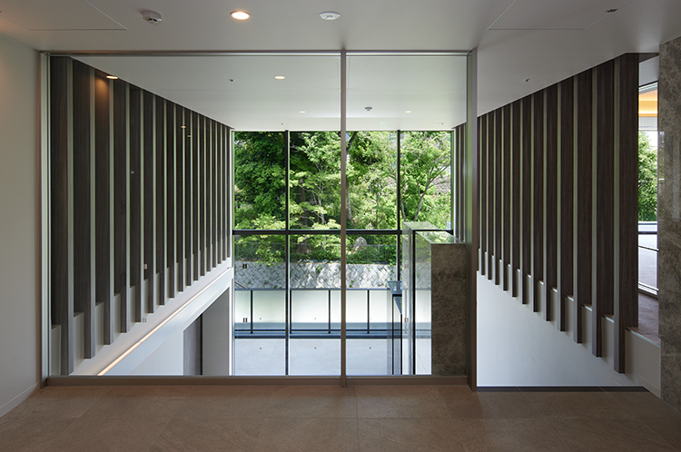 美しい緑が視界に広がるエントランスホール