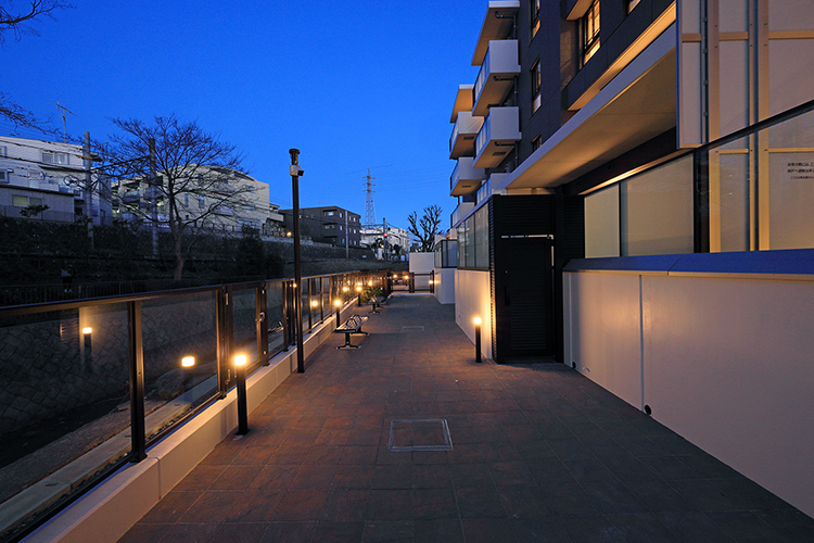 谷沢川に面するリバーテラス