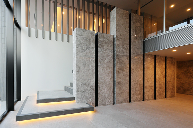 階段を降りるごとに視界が広がる吹抜け空間