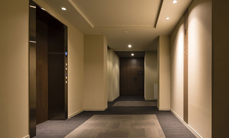 5基のエレベーターや内廊下でプライバシー性を向上