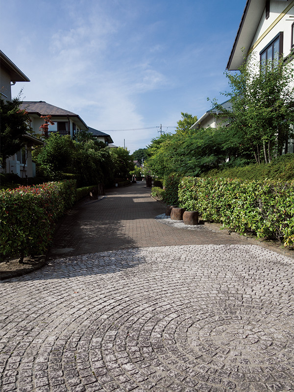 桂地区の街並み。石の舗装やベンチ、オブジェなどが配され、見た目も居心地もよい景観をそなえる。