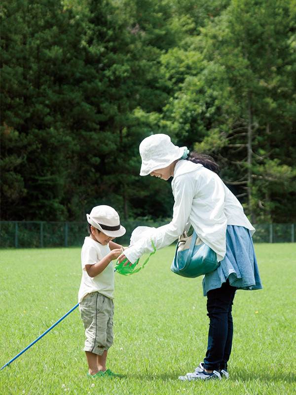街の中心部に位置する高森寺岡公園で、虫取り網を手にチョウチョウやバッタを追いかける親子。