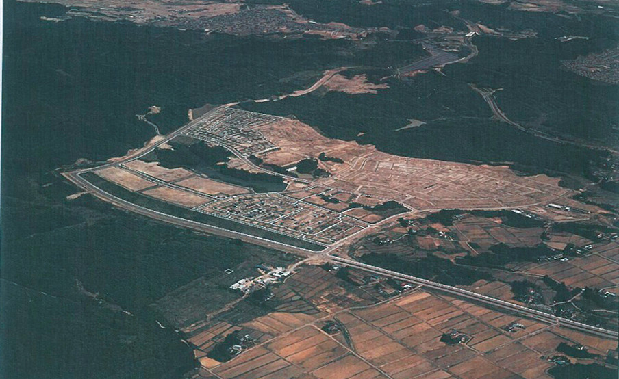 第1期高森地区の造成工事の様子を伝える航空写真。左下の未開発エリアは後にセンター地区になる。